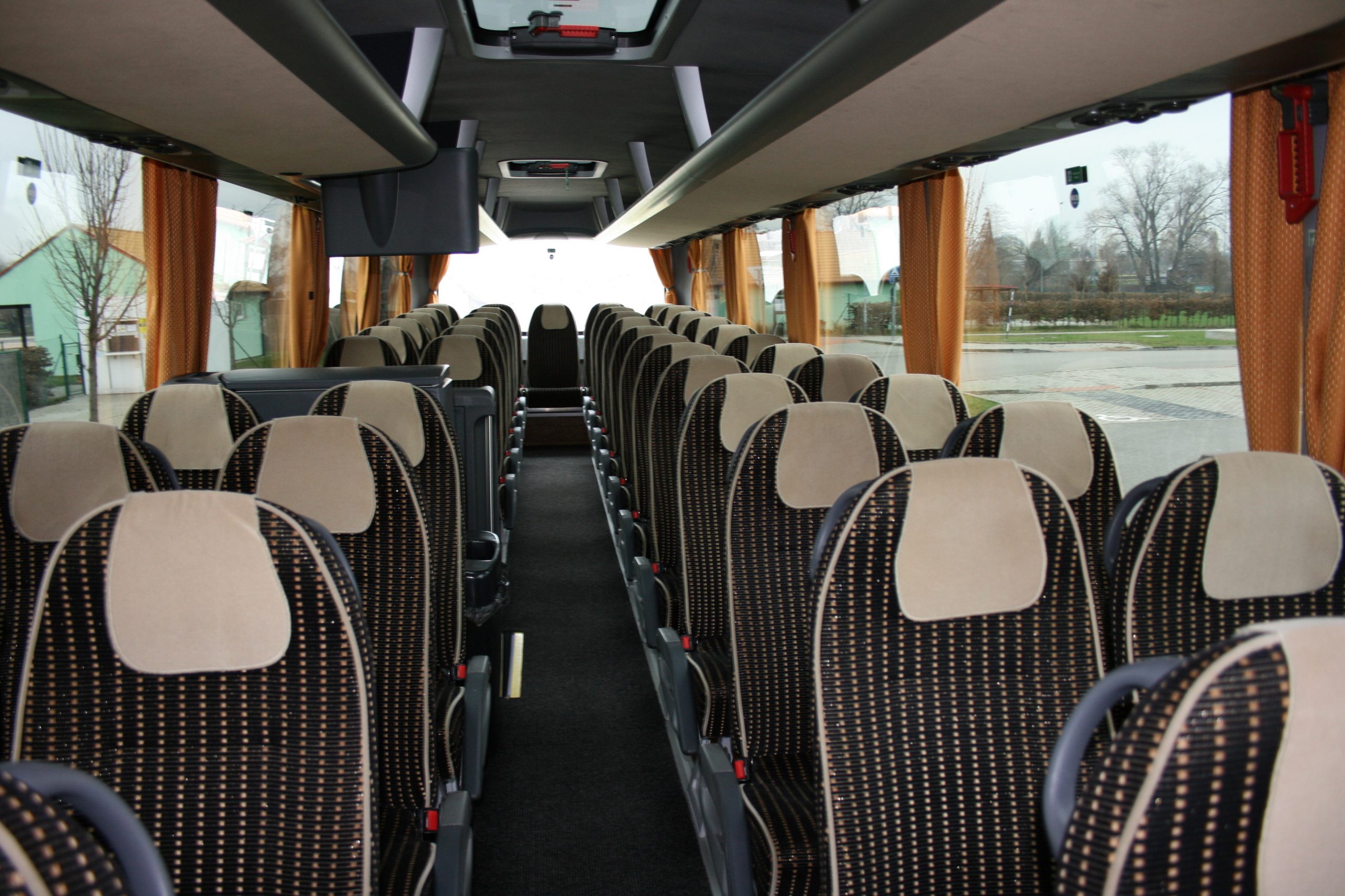 Prostorný interiér dálkového autobusu Autobusy Fráňa